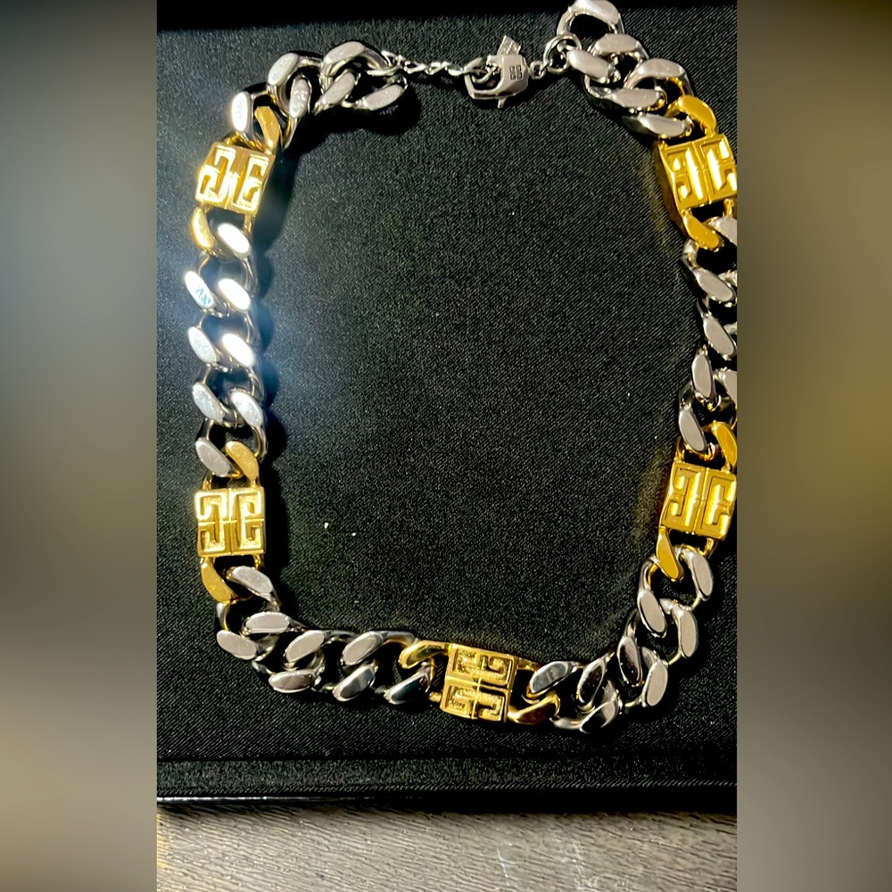 The iconic Givenchy 4G Necklace Gold/Silver colored.